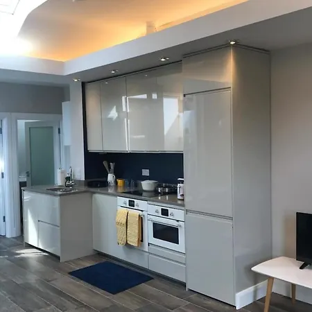 Modern 1 Bed 1 Bath In Location * Dublin